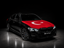 [EXCLUSIVO] Bandeira de Capô Elástica – Compatível com todos os carros